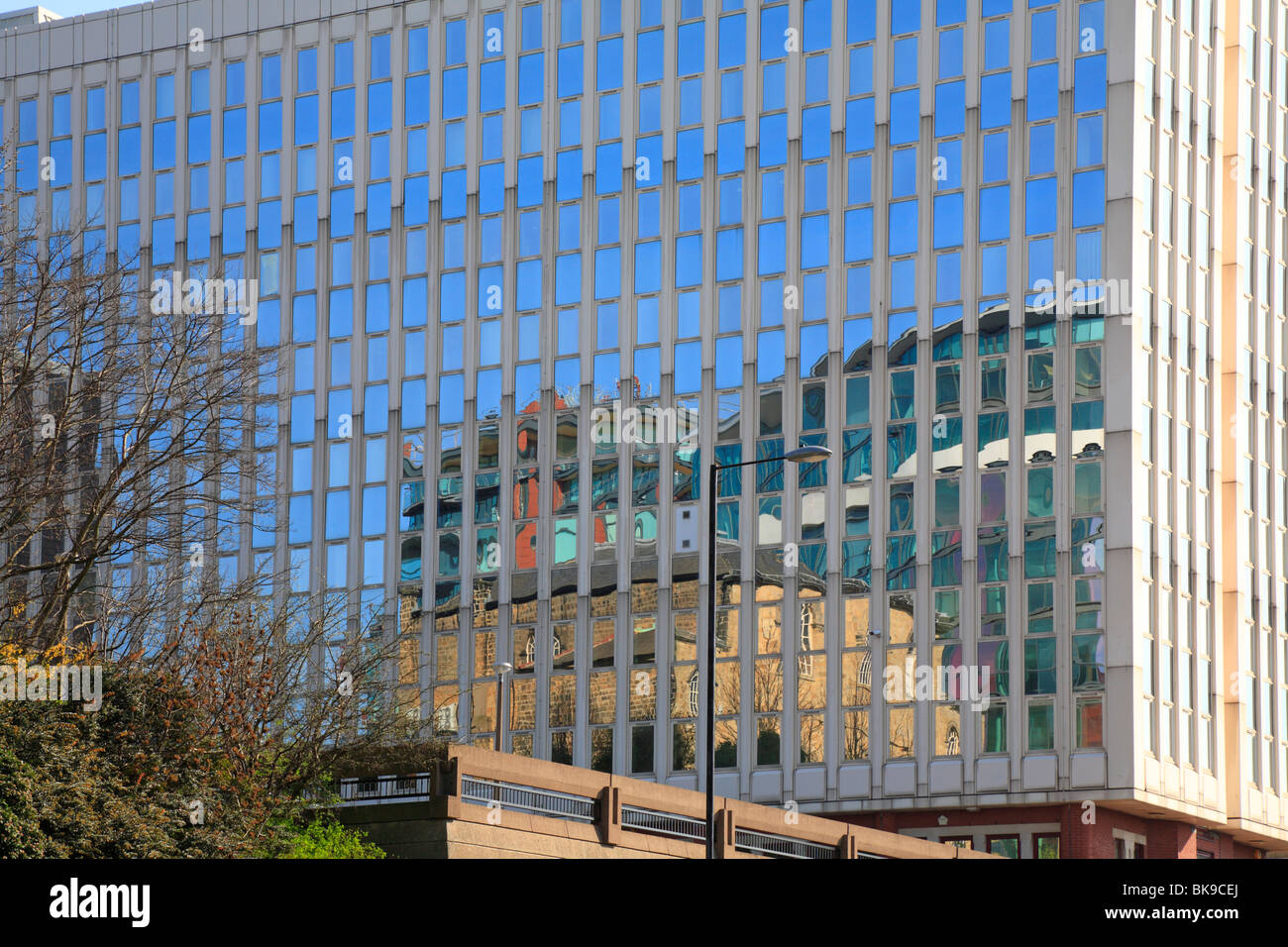 Reflets de la nouvelle passerelle Plaza dans le ministère pour le travail & Pensions John Rideal House, Barnsley, South Yorkshire, UK. Banque D'Images