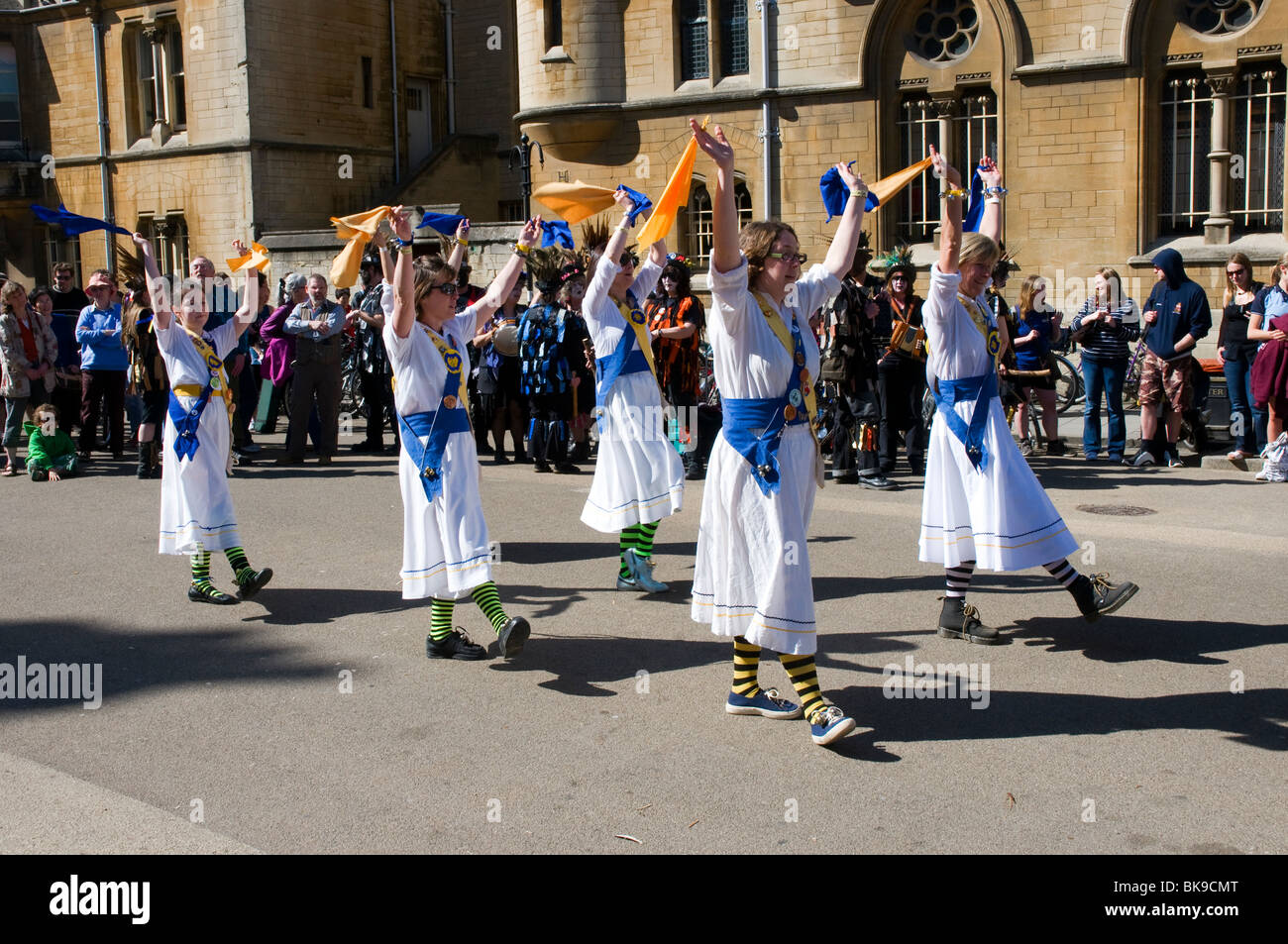 Morris Dancers en action à l'Oxford Folk Festival, danse sur Broad Street en face de Balliol College. Banque D'Images