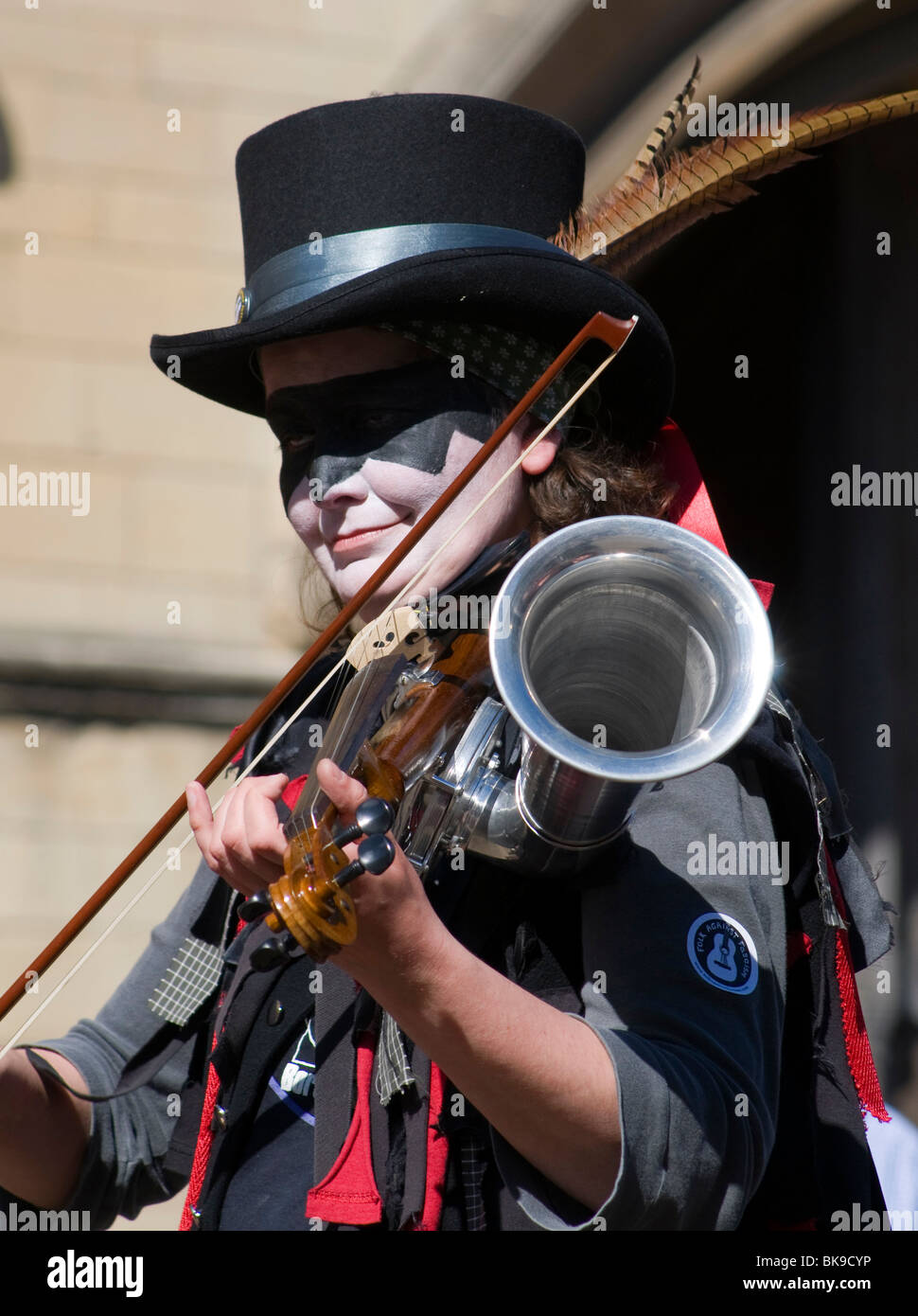 Morris musician playing the Stroh violon, (alias ou phonofiddle violinophone) à l'Oxford Folk Festival. Banque D'Images