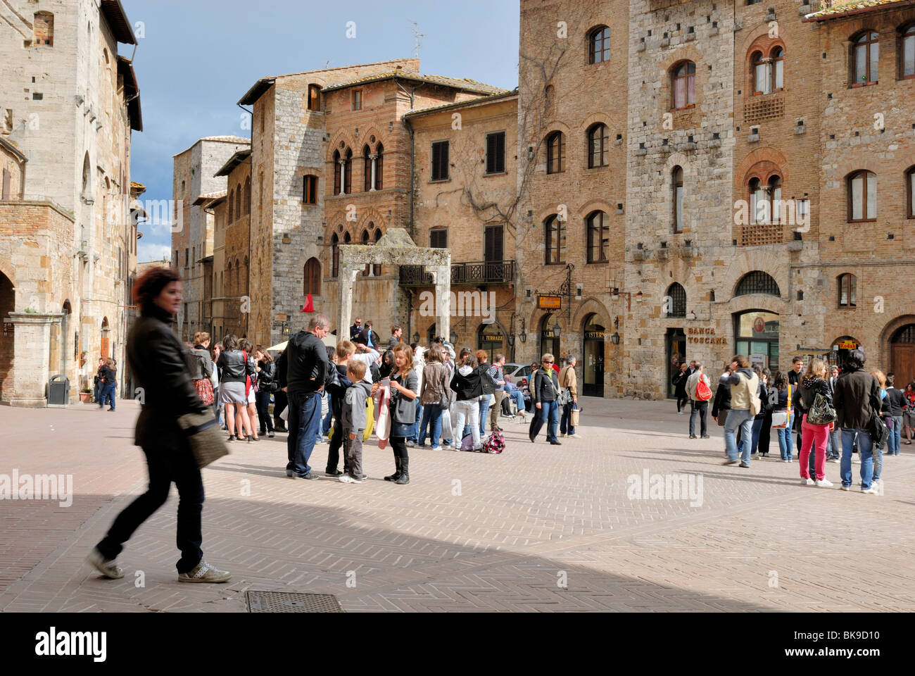 Une belle vue sur la place Piazza della Cisterna, qui est nommé d'après le bien en son centre. Piazza della Cisterna , San Gimig Banque D'Images