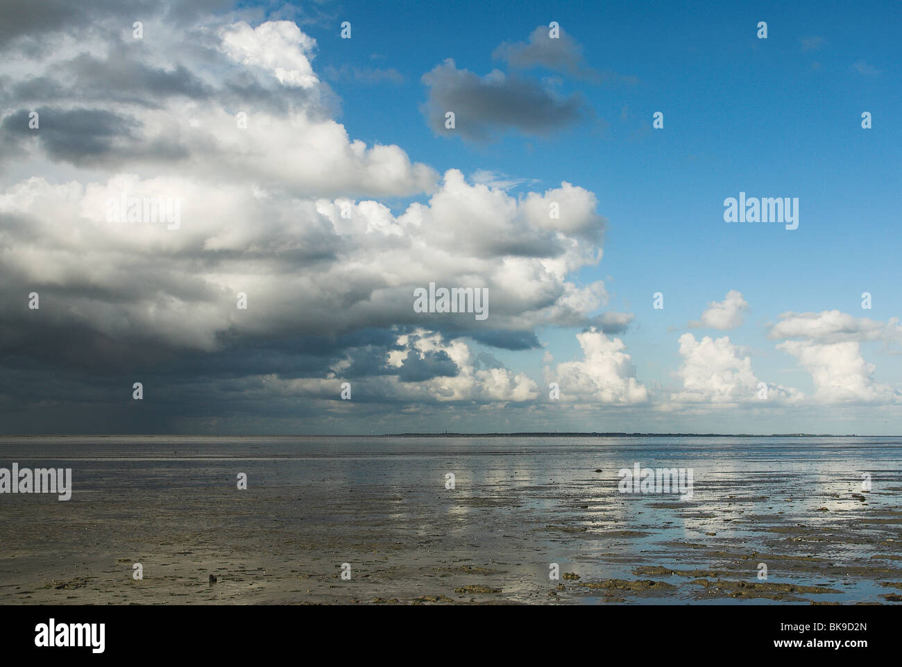 Pluie sur la mer des Wadden néerlandaise Banque D'Images