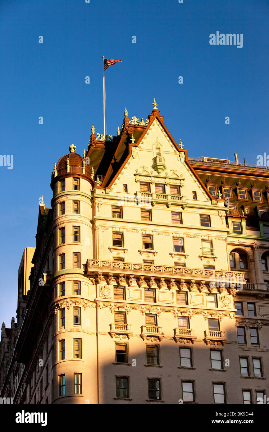 La lumière du soleil tôt le matin sur le haut de l'hôtel Plaza à Manhattan, New York City USA Banque D'Images