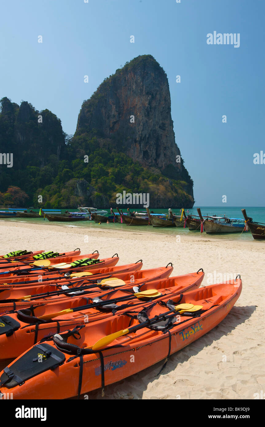 Kayaks sur Ray Leh West Beach, Krabi, Thaïlande, Asie Banque D'Images