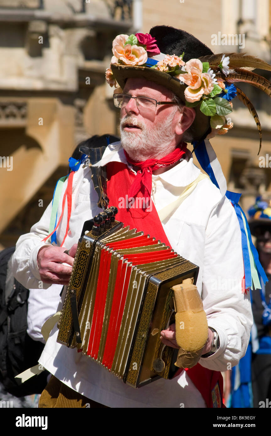 Musicien jouant des airs de danse Morris sur un accordéon pour accompagner la danse morris à l'Oxford Folk Festival Banque D'Images