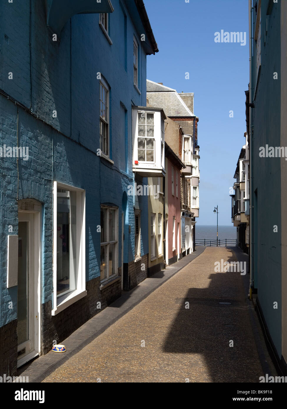 Jardin pittoresque rue rue étroite menant à la mer dans la vieille ville de Cromer, North Norfolk Banque D'Images