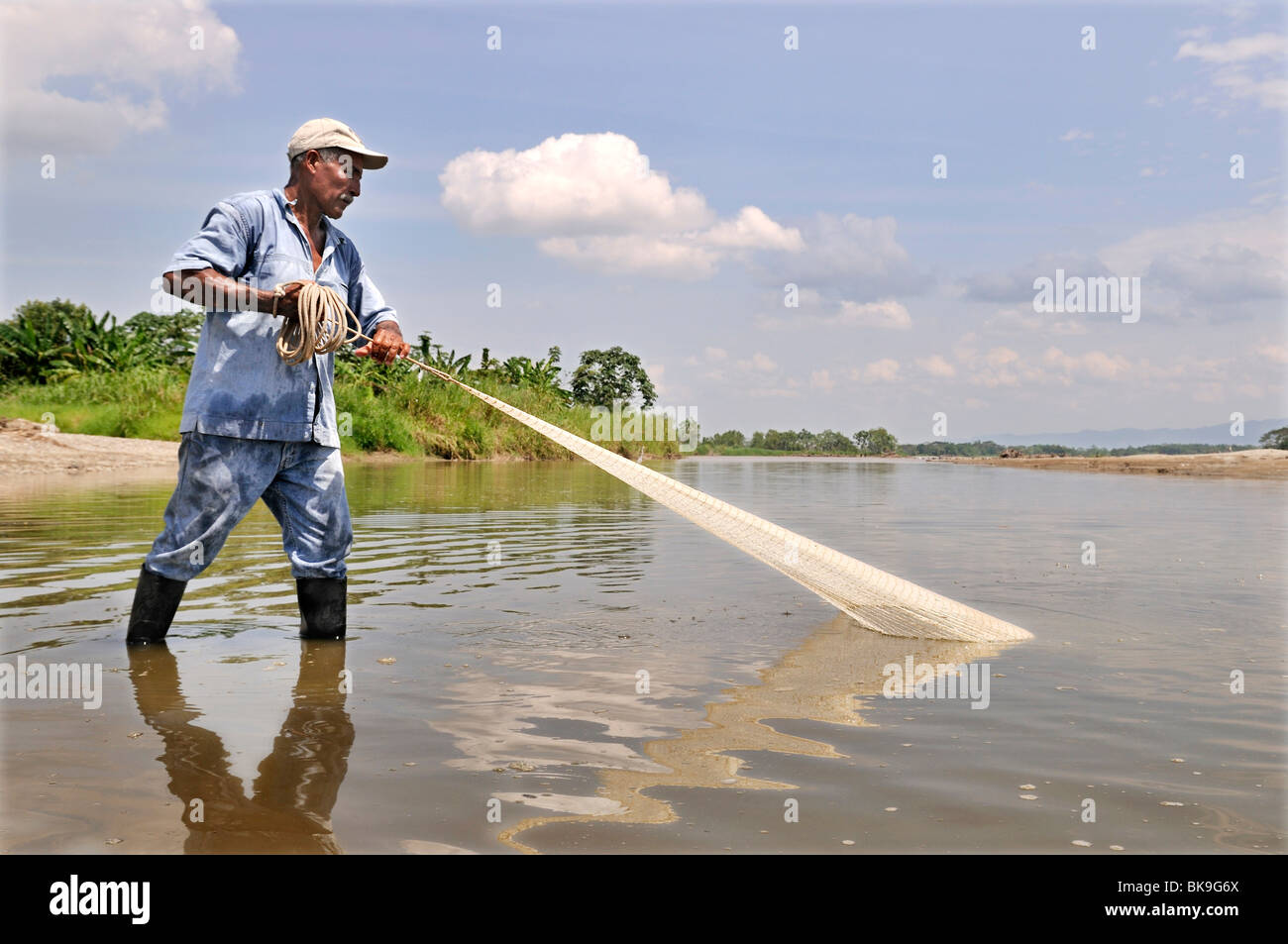 Pêcheur jetant un filet dans le Rio Magdalena, La Dorada, Caldas, Colombie, Amérique du Sud Banque D'Images