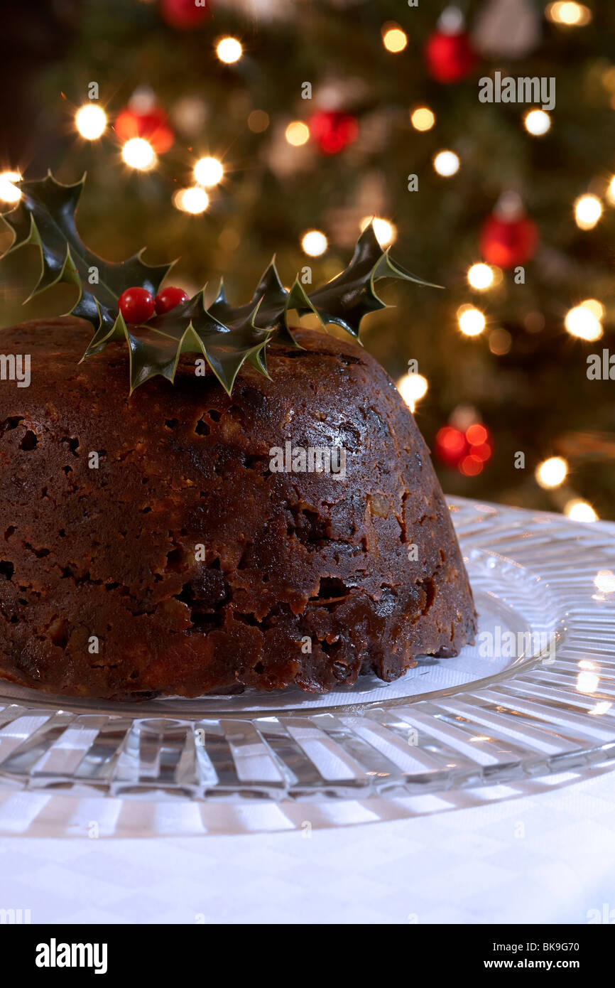 Le pudding de Noël avec le houx Banque D'Images