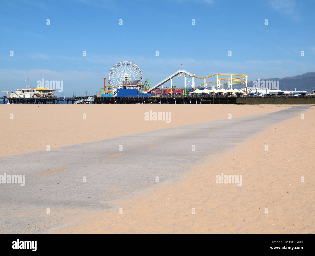 Santa Monica Pier piste cyclable sur un beau matin d'été. Banque D'Images