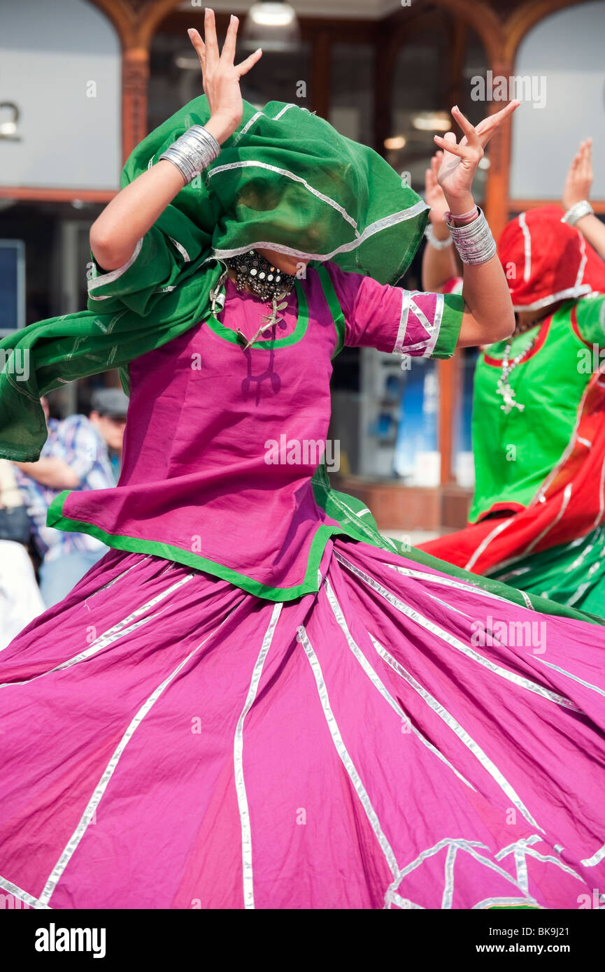 Danseurs indiens danser à l'extérieur dans le centre-ville de Hereford, Herefordshire, Angleterre. BHZ image. Janavak la danse folklorique. Banque D'Images