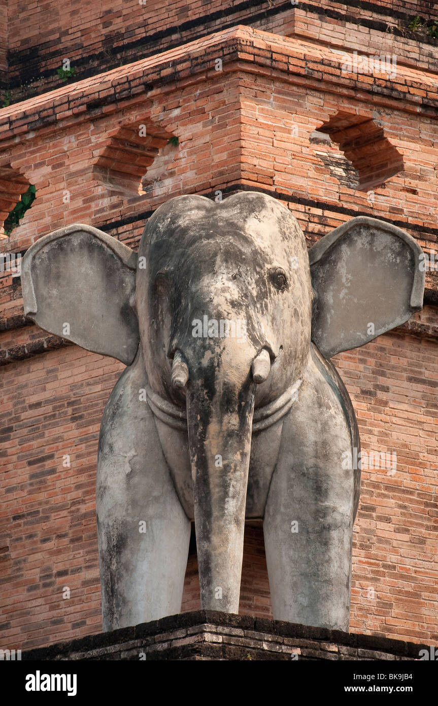 Statue de l'éléphant au Wat Chedi Luang Wora Wihan temple bouddhiste de Chiang Mai, Thaïlande. Banque D'Images