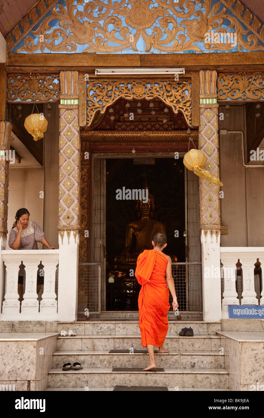 Le moine bouddhiste temple de Wat Suandok entrant dans Chiang Mai, Thaïlande. Banque D'Images