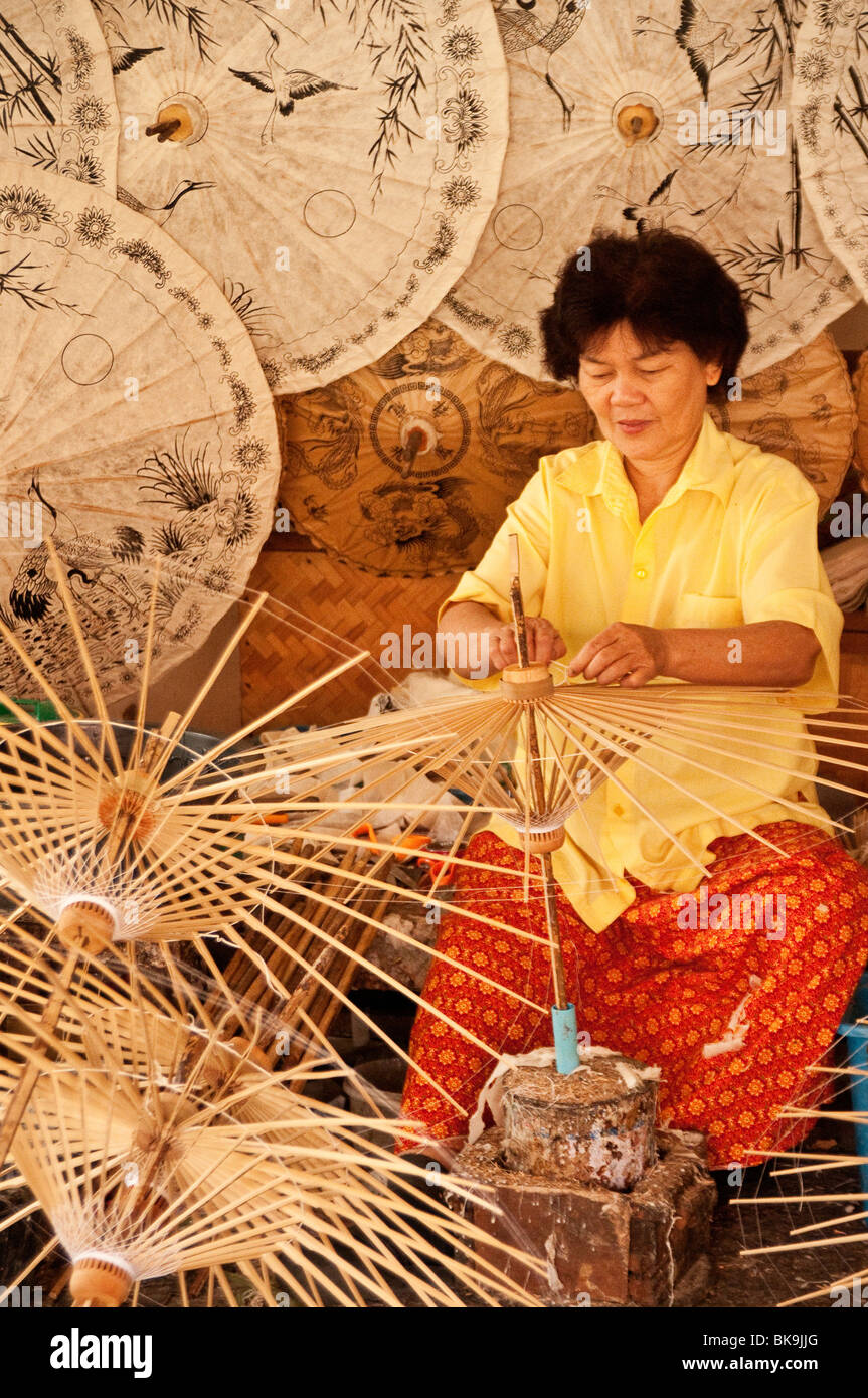 Femme faisant un parapluie à l'usine à Chiang Mai, Thaïlande. Banque D'Images