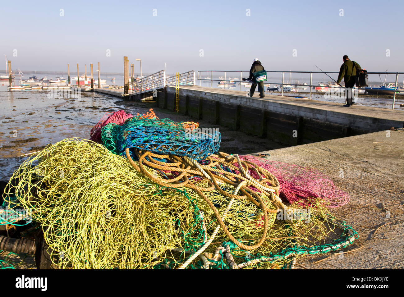 Filets de pêche colorés près du ponton À LA NOUVELLE PROMENADE WEST MERSEA, Essex Banque D'Images