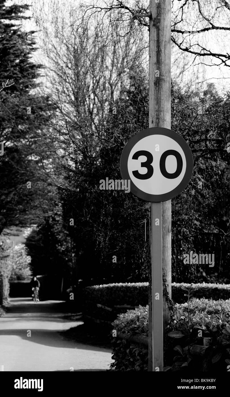 30mph signe Avertissement de limite de vitesse. UK. Banque D'Images