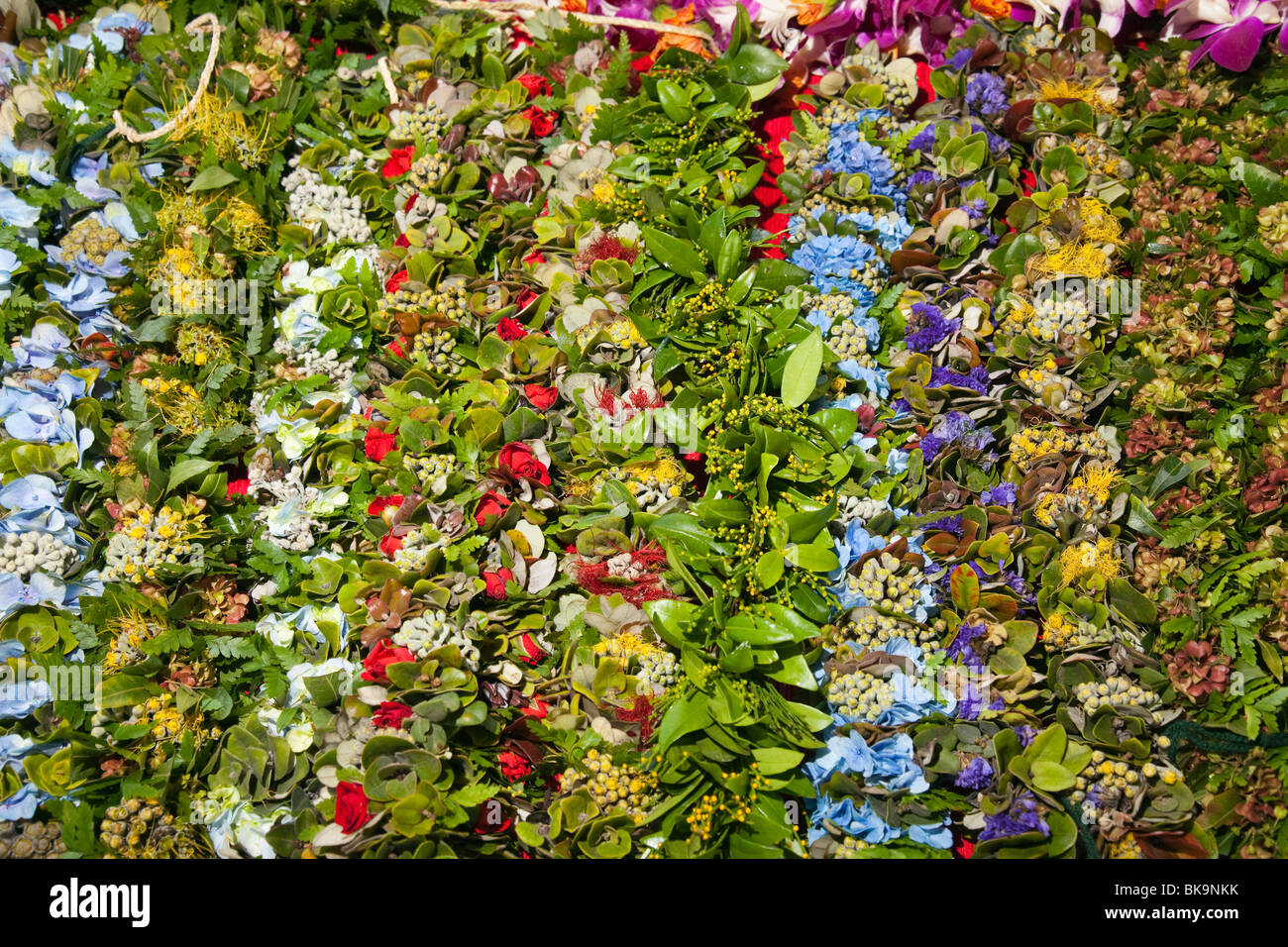 Leis floraux et haku prêts pour la vente par les vendeurs au Merrie Monarch Festival à Hilo, Hawaii. Banque D'Images