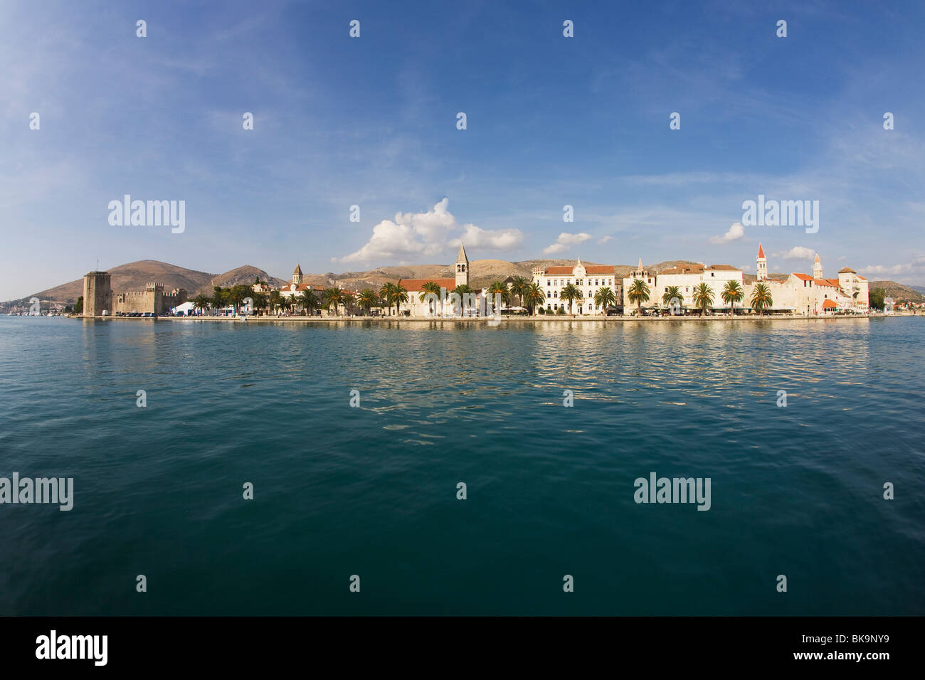 Ville au bord de l'eau, Trogir, Croatie, comté de Split-Dalmatie Banque D'Images
