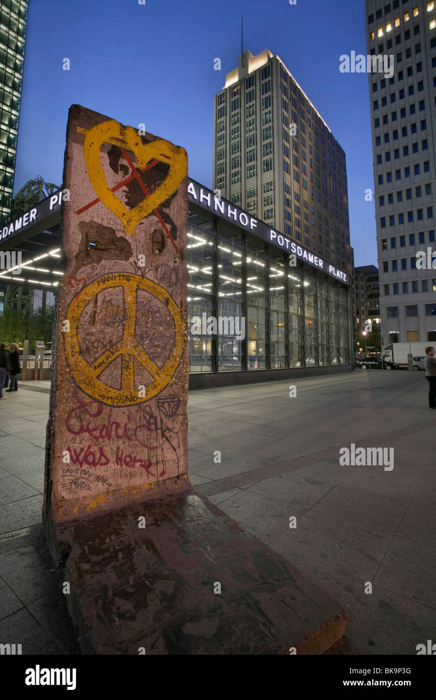 Segment de l'ancien mur de Berlin à la Potsdamer Platz en face de l'entrée d'une station de faible niveau, Bahntower, Berlin, Banque D'Images