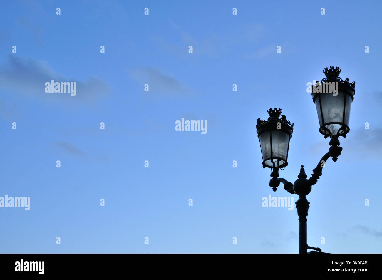 Low angle view of street lights, Paris, France Banque D'Images