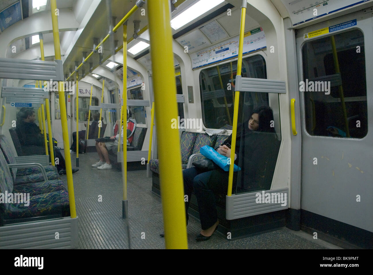 "London Underground" femme sommeil dormir endormi sur train de tube dans la nuit. London UK HOMER SYKES Banque D'Images