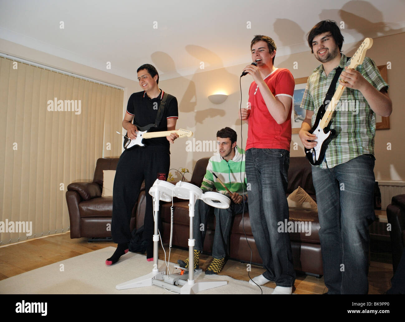 Adolescents jouant Rock Band jeu informatique. Banque D'Images