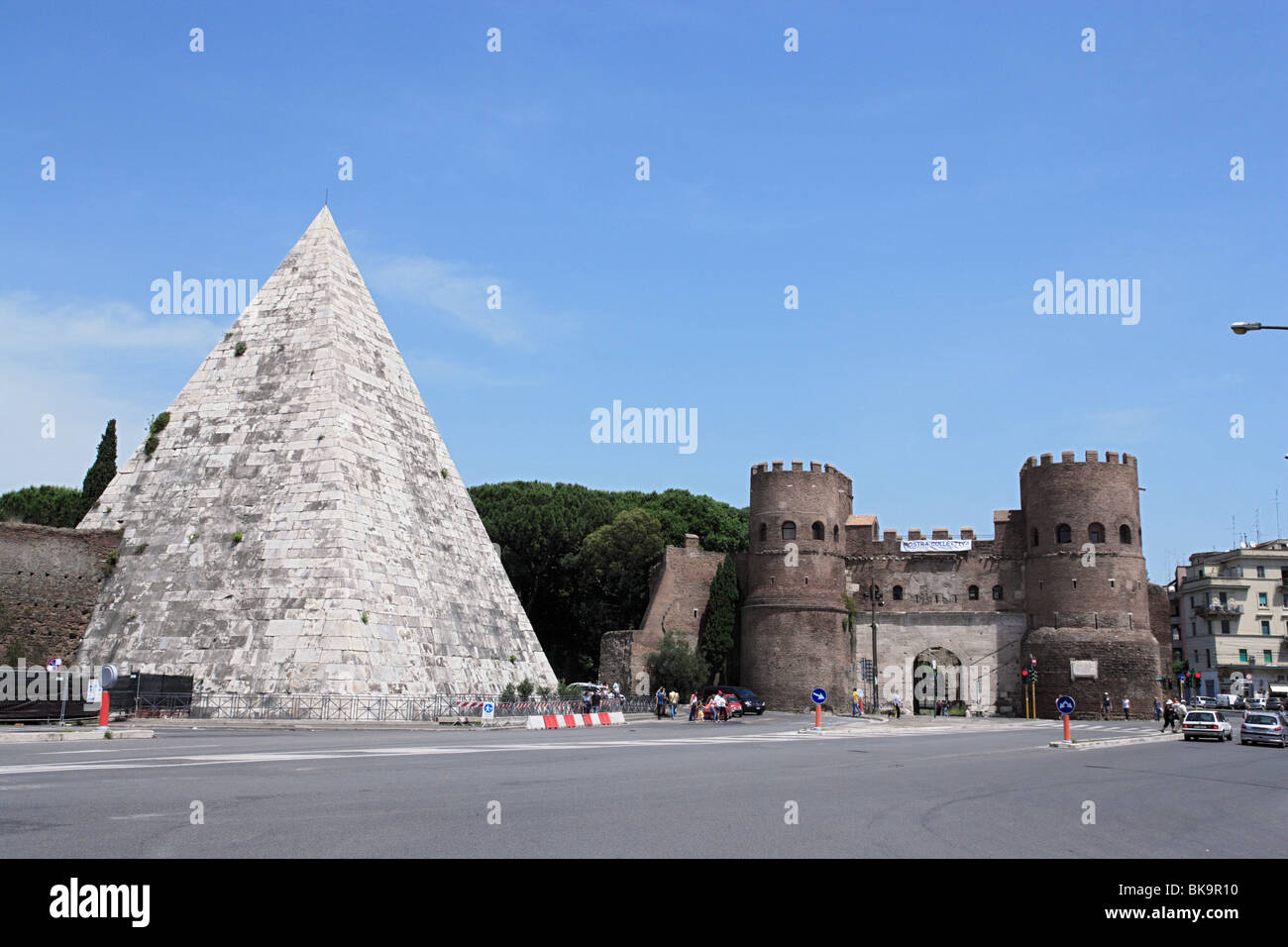 Pyramide de Cestius et Porta San Paolo, Rome, Italie Banque D'Images
