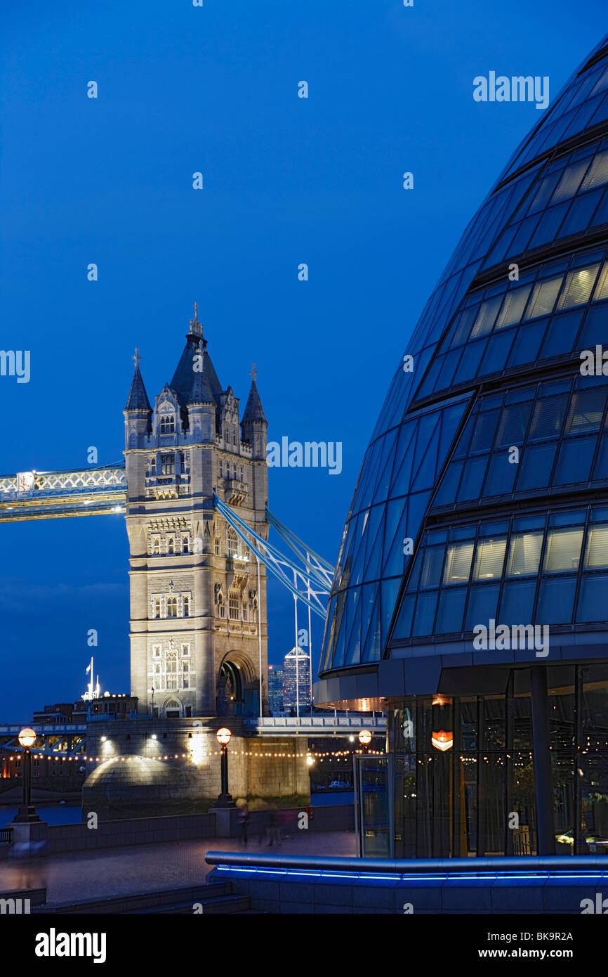 L'Hôtel de ville et le Tower Bridge, Southwark, Londres, Angleterre, Angleterre, Royaume-Uni Banque D'Images
