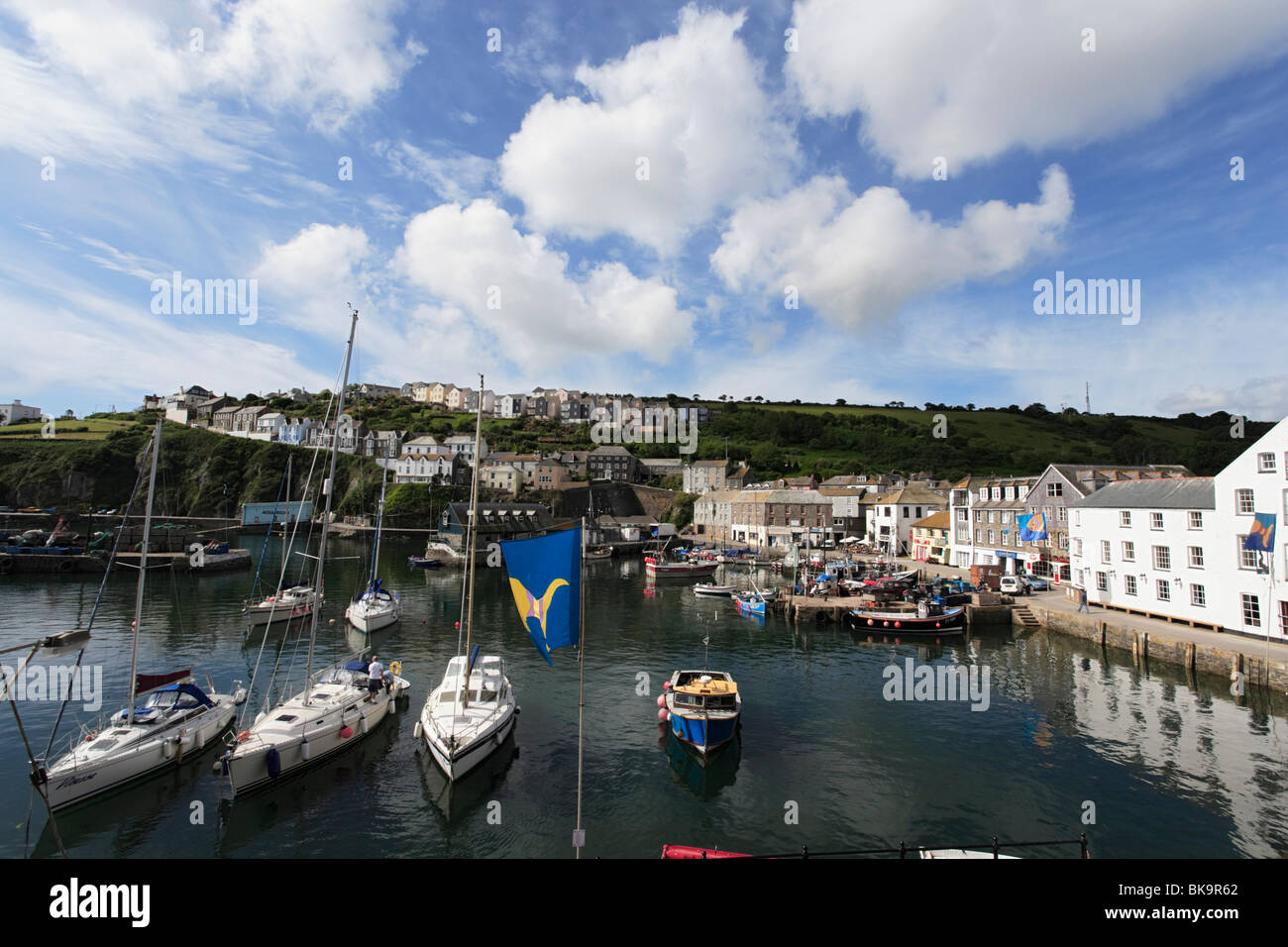 Bateaux à voile dans le port, Mevagissey, Cornwall, Angleterre, Royaume-Uni Banque D'Images