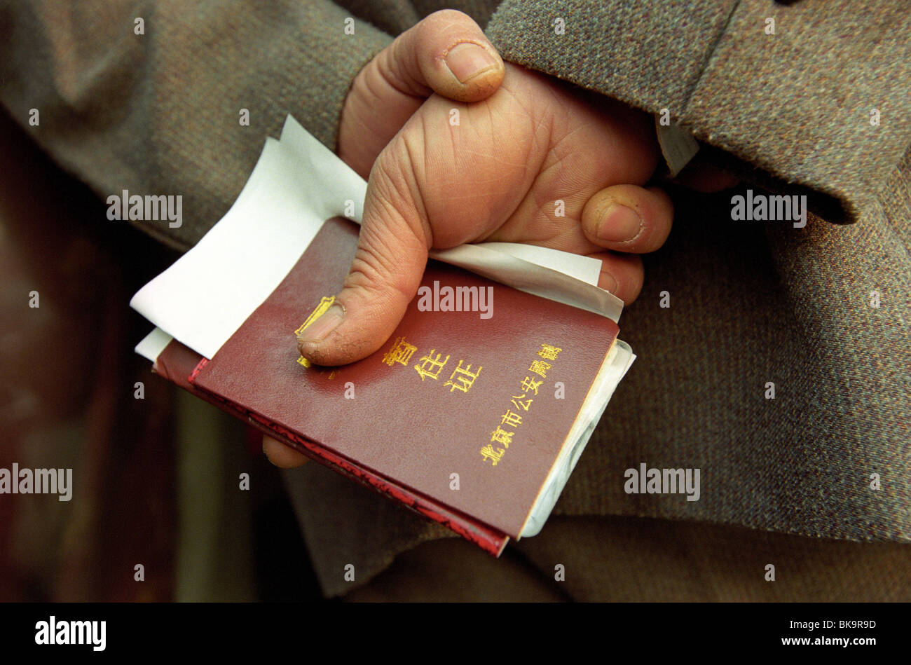 Un travailleur migrant sans hukou est titulaire d'un permis de séjour temporaire à un poste de police local à Pékin, en Chine. Banque D'Images