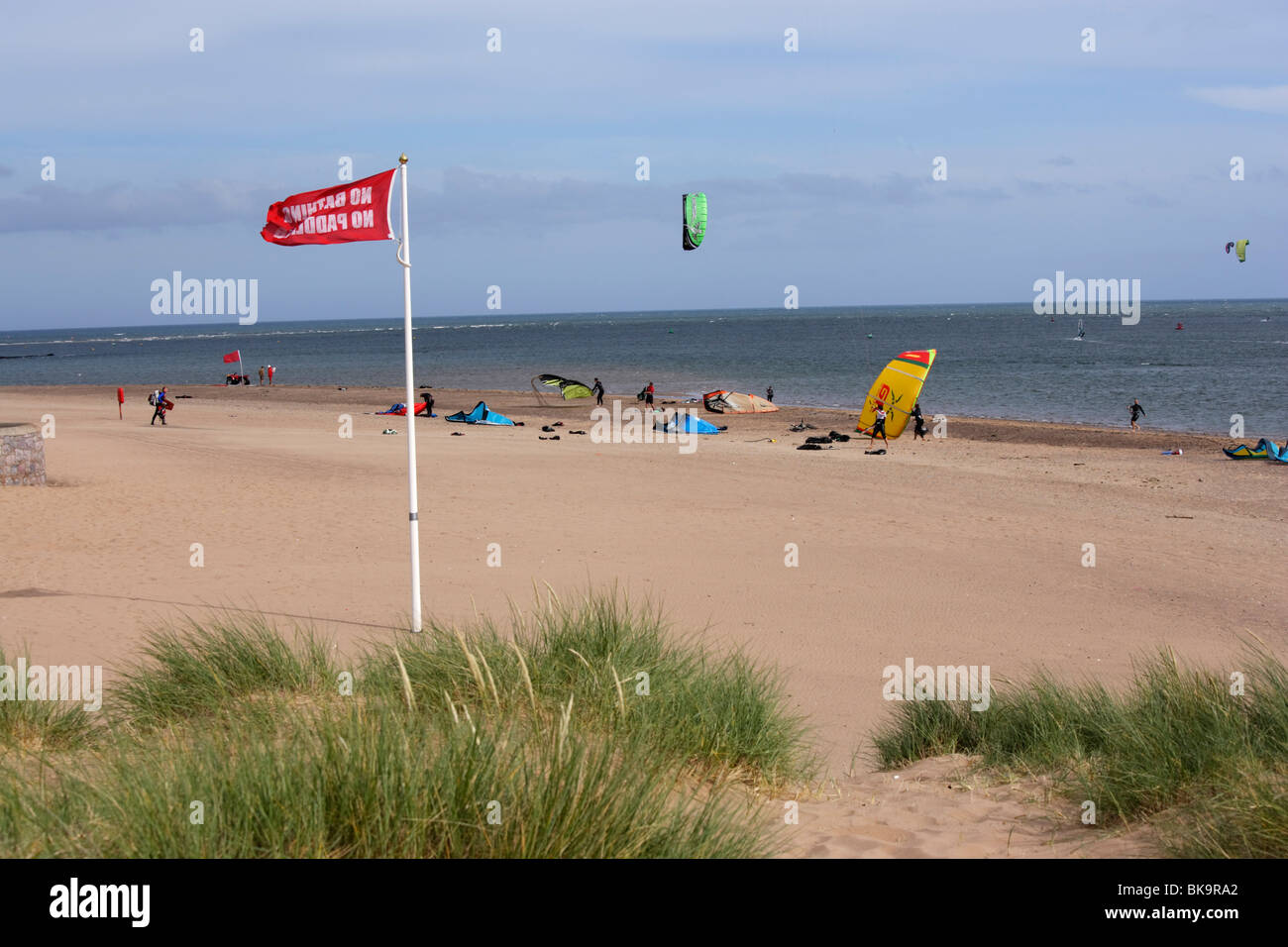Kitesurfers à plage, Exmouth, Devon, Angleterre, Royaume-Uni Banque D'Images