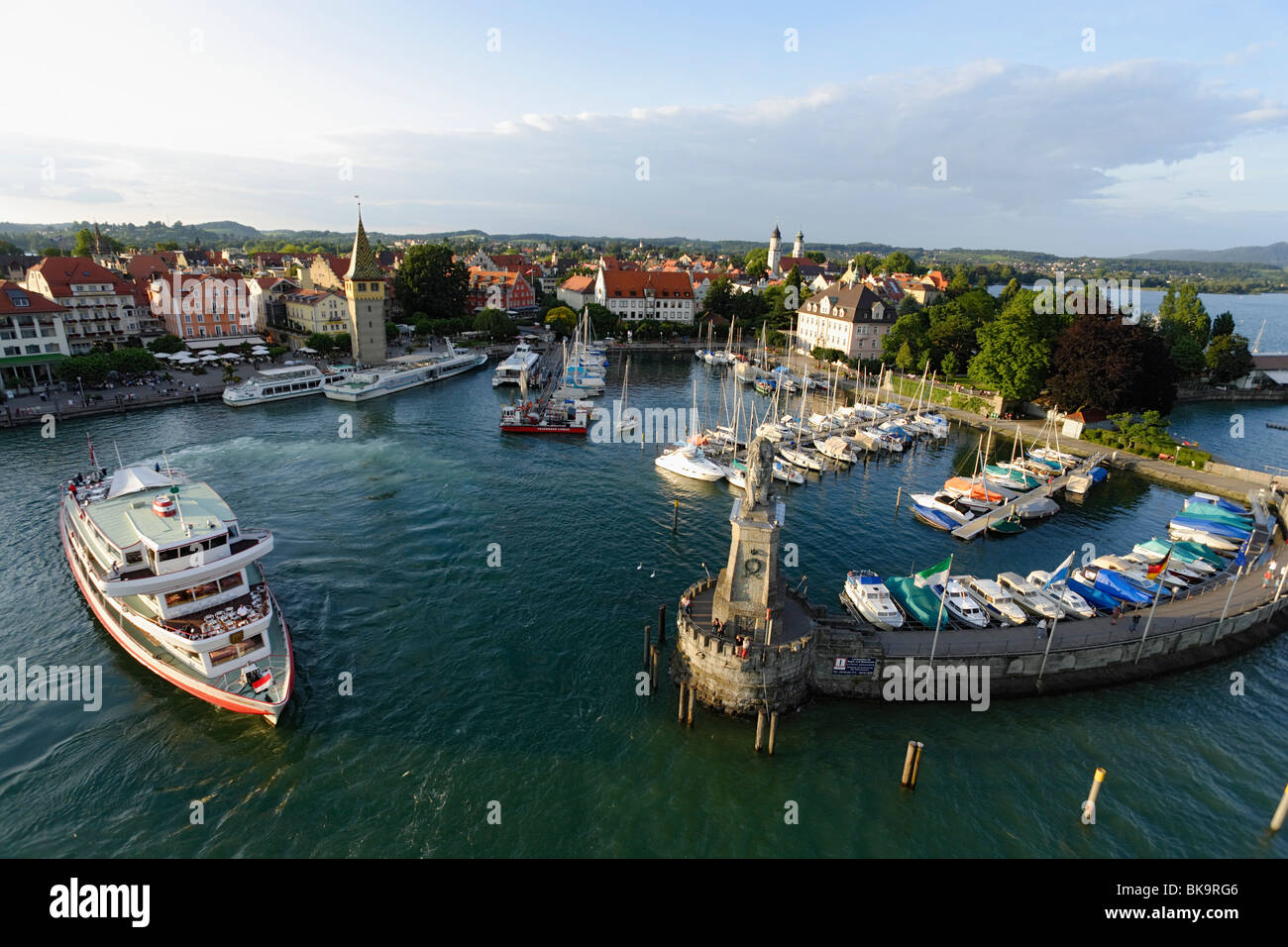 Bateau d'excursion de quitter le port, Lindau, Bayern, Allemagne Banque D'Images