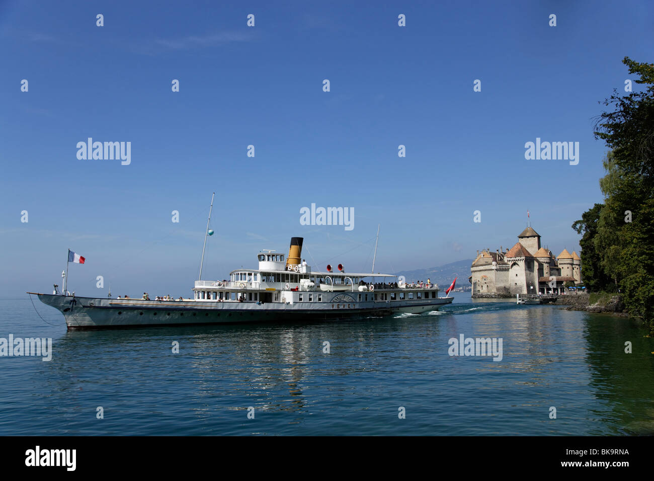 Bateau d'excursion sur le Lac Léman Château de Chillon, Veytaux arrivant, Vaud, Suisse Banque D'Images