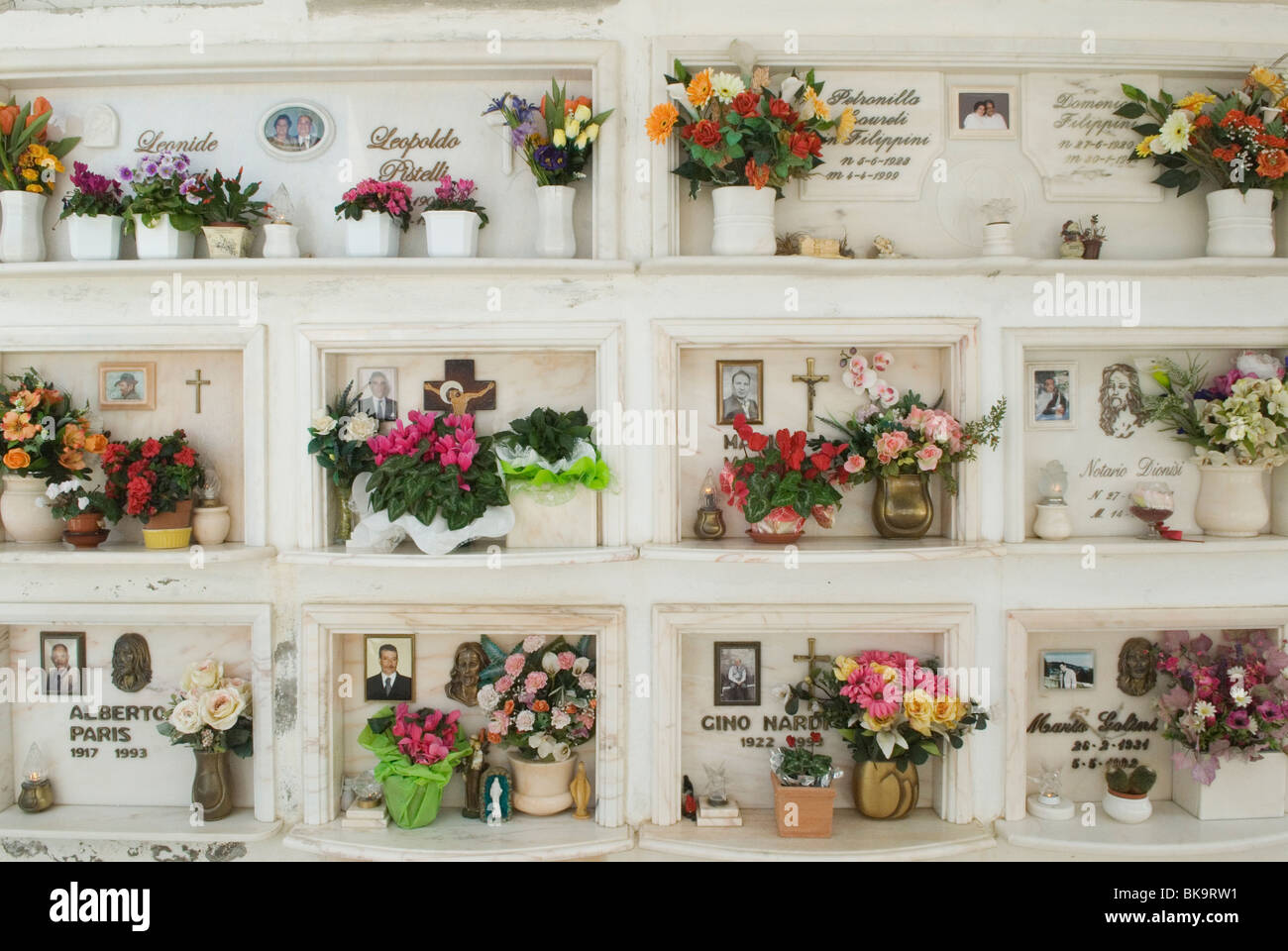 Fleurs en plastique sur une tombe familiale. Photographie de la personne décédée. Capalbio Toscane Italie. HOMER SYKES des années 2010 2010 Banque D'Images