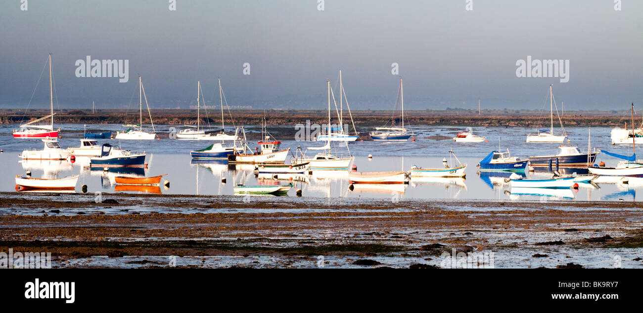 Bateaux amarrés à WEST MERSEA TÔT LE MATIN À marée basse Banque D'Images