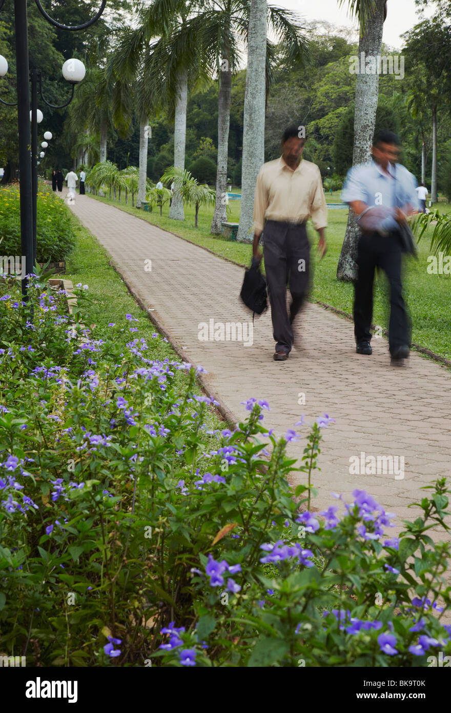 L'Asie, l'Asie du Sud, Sri Lanka, Colombo, jardins de cannelle, les gens marchant à travers Viharamahadevi Park Banque D'Images