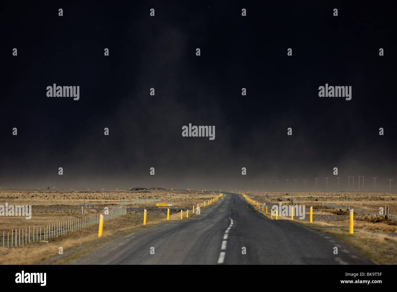Road et Noir nuages de cendres volcaniques provenant de l'éruption volcanique en Islande, Eyjafjallajokull Banque D'Images