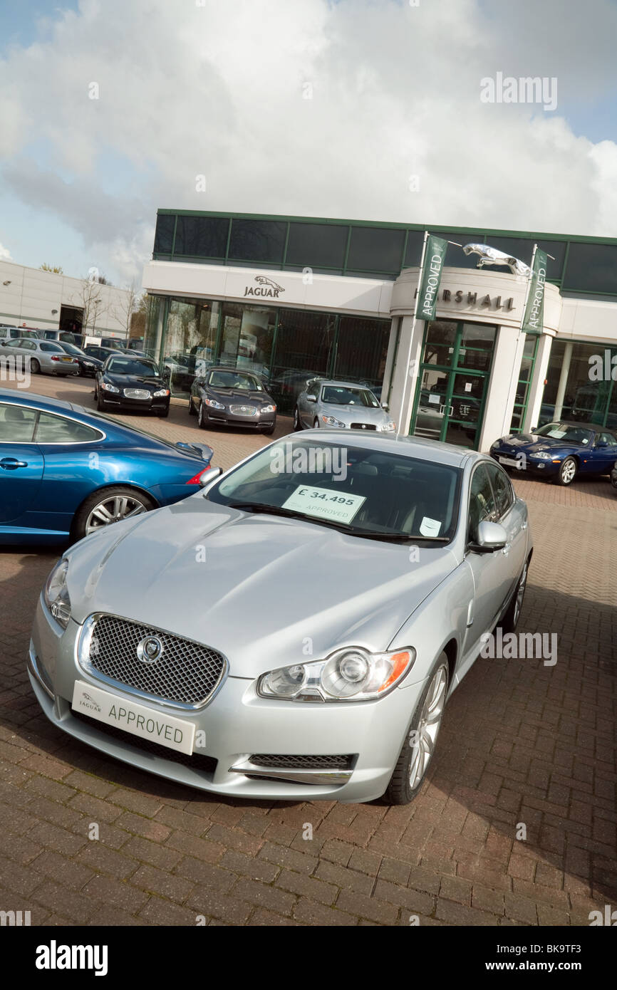Voitures de Jaguar à vendre à l'extérieur de Marshalls, concessionnaire Jaguar Newmarket Rd, Cambridge, Royaume-Uni Banque D'Images