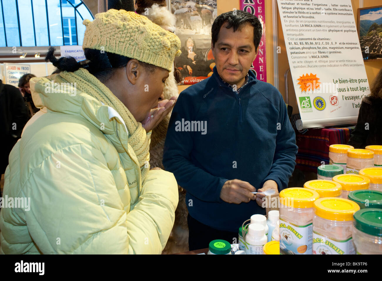 Les gens de petite entreprise qui visitent le salon des produits alimentaires biologiques, Paris, France, shopping biologique, exposition Foire, magasin de produits naturels Banque D'Images