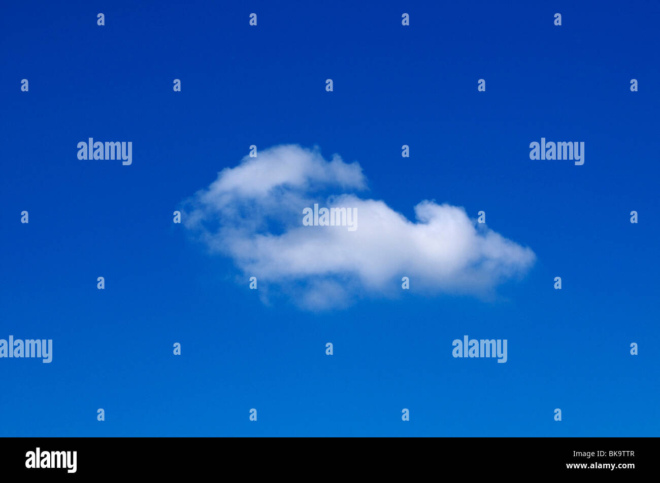 Cirrostratus nuage sur ciel bleu Banque D'Images