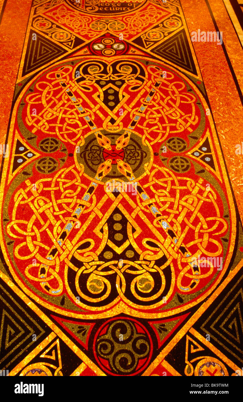 Sydney Nouvelle-Galles du Sud Australie Cathédrale St Mary Basilique Crypt avec Terazzo Mosaïque sol incrusté d'une croix celtique et de Médalions Depictiing the Banque D'Images
