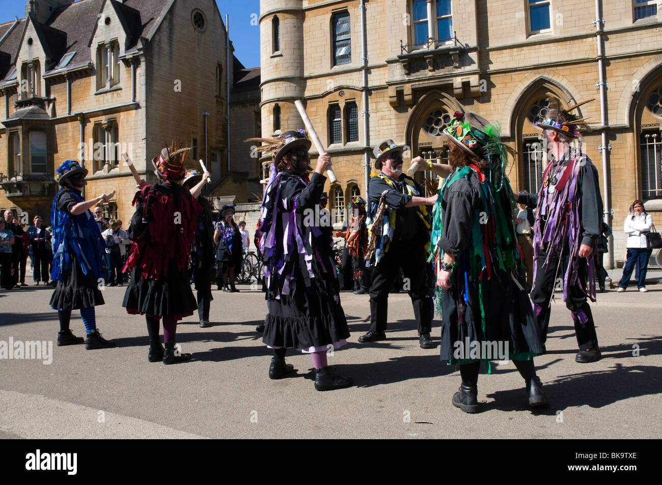 Morris Dancers en action à l'Oxford Folk Festival, danse sur Broad Street en face de Balliol College. Banque D'Images