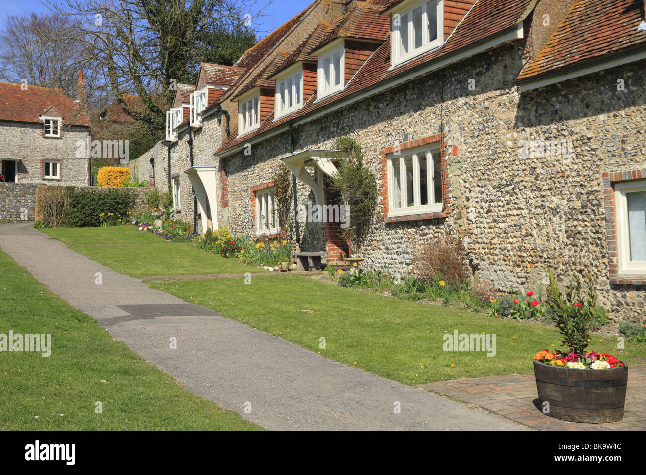 Une terrasse de silex traditionnels cottages, donnant sur la place du village à l'East Dean, East Sussex Banque D'Images