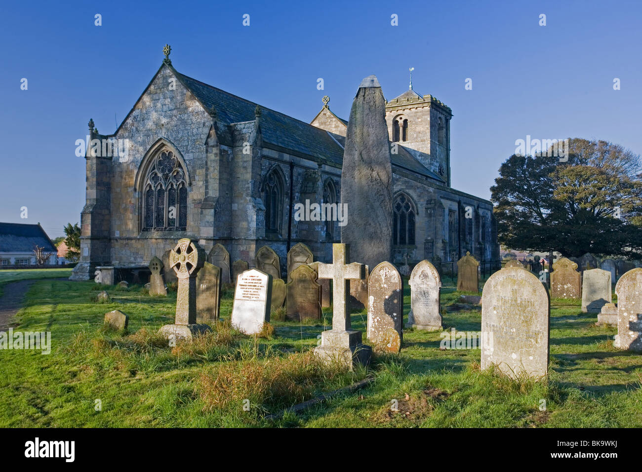 Tous les Saints de l'église paroissiale et ancienne dans le monolithe English Channel Village de East Rudston, East Yorkshire, UK Banque D'Images