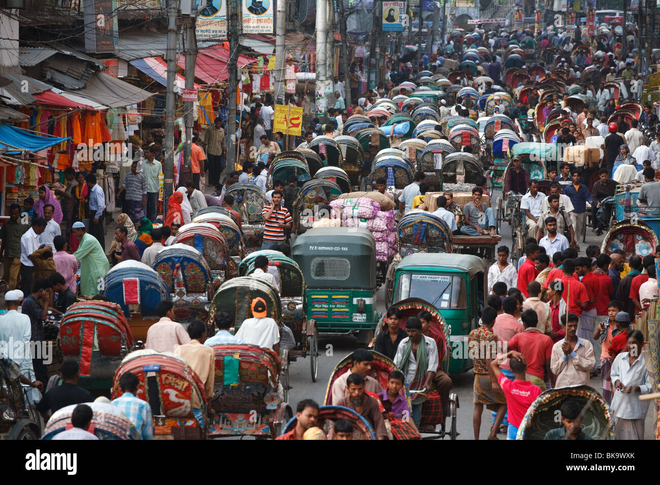 Personnes et trafic de pousse-pousse dans la vieille ville de Dhaka, Bangladesh. Banque D'Images