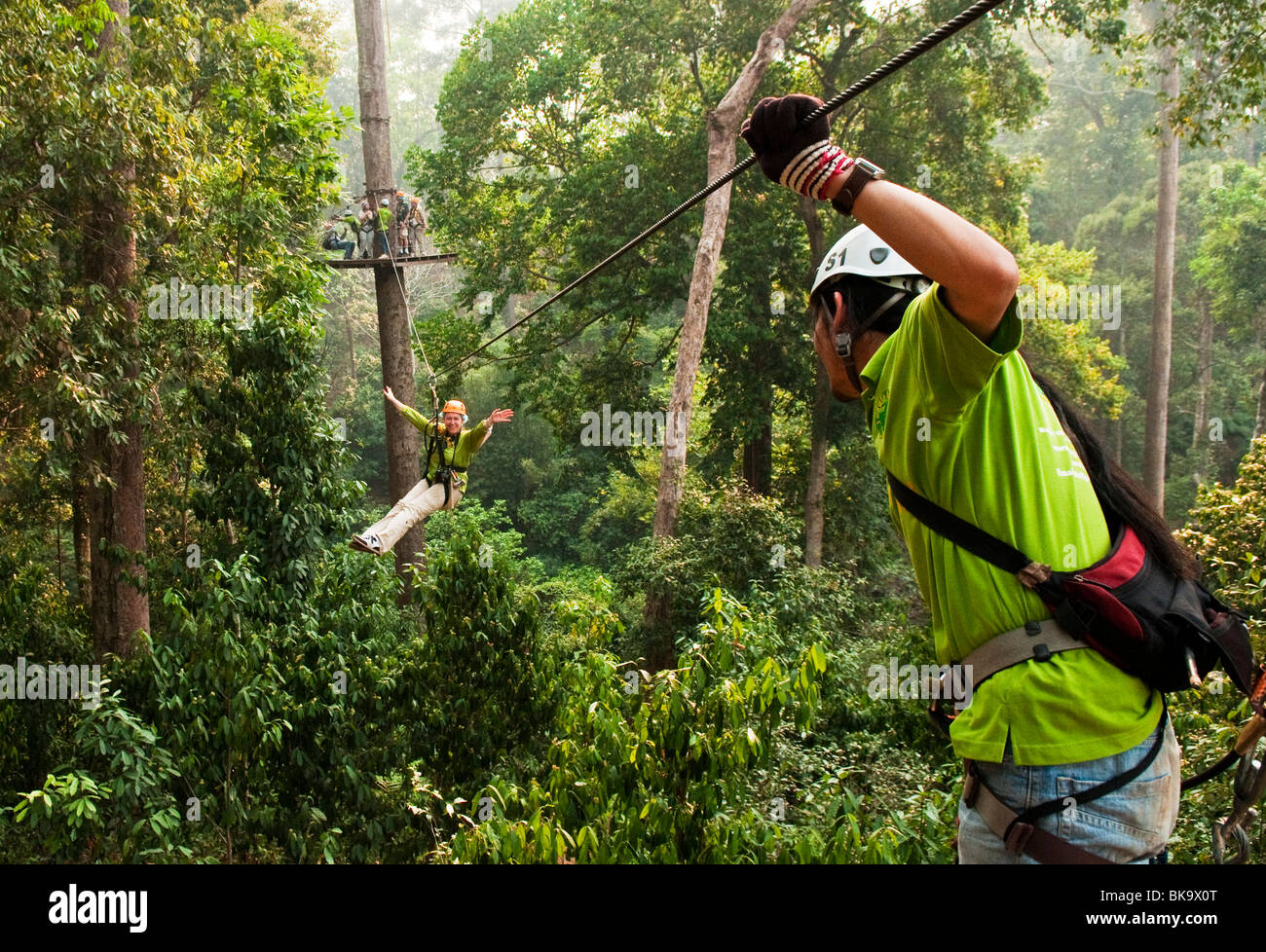 Vol jungle zip line et forest canopy tour ; Chiang Mai, Thaïlande. Banque D'Images