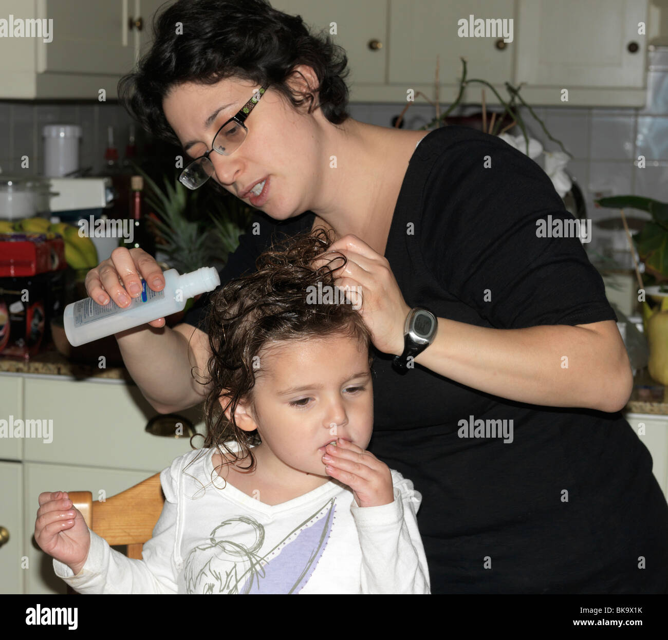 À l'aide de Mère Fille Hedrin Traitement pour les poux de tête Banque D'Images