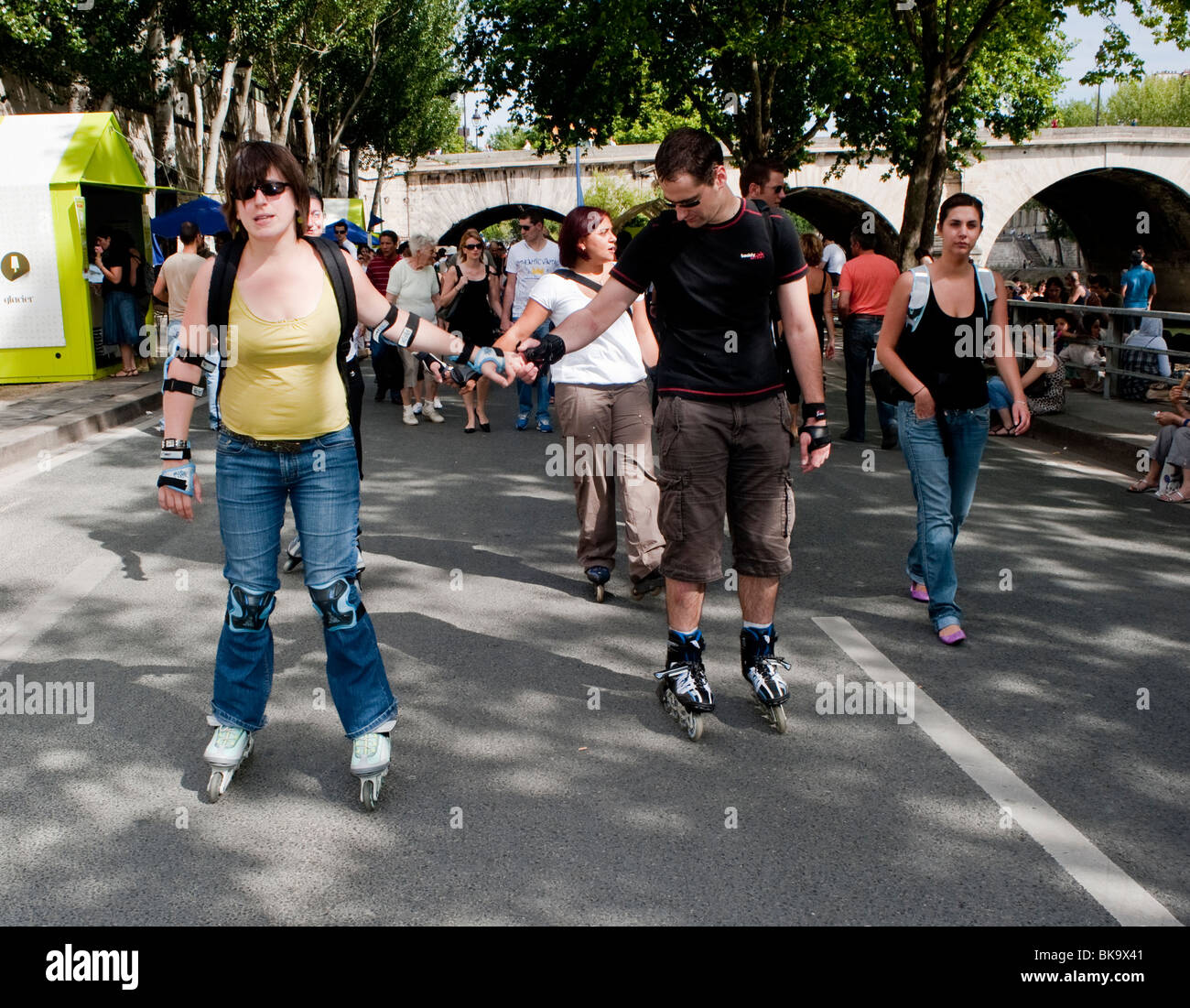 Personnes Roller, Paris, Festival d'été en milieu urbain, Paris Plages, le  long de la Seine, des profils d'activités parascolaires Photo Stock - Alamy