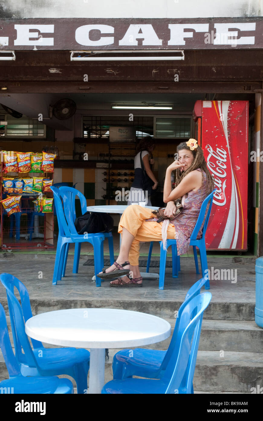L'Inde, Pondichéry, femme touriste européen dans un café Banque D'Images