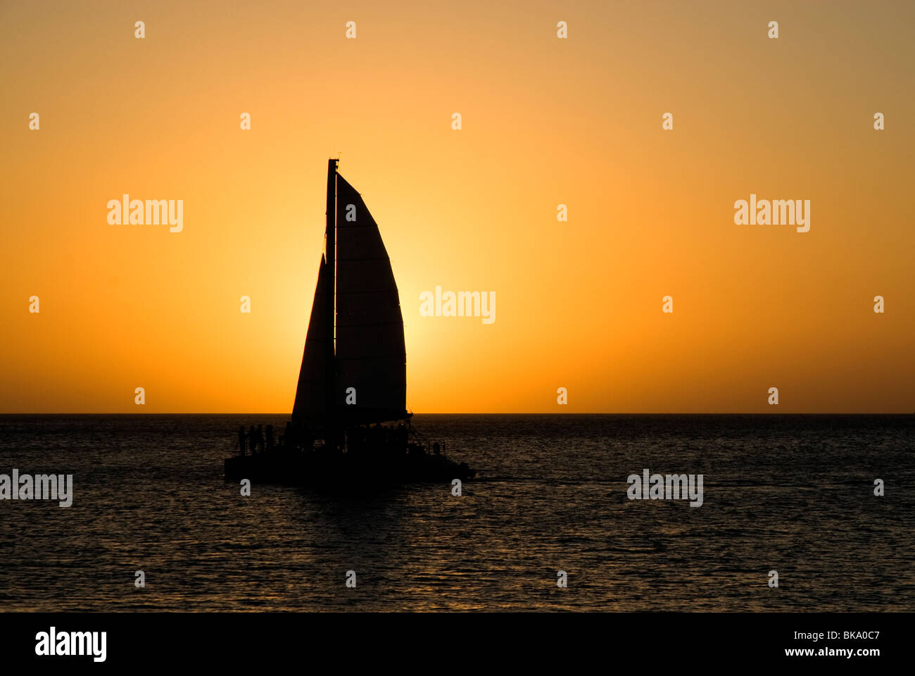 Silhouette d'un bateau à voile au coucher du soleil. Prises de Key West, Floride. Banque D'Images