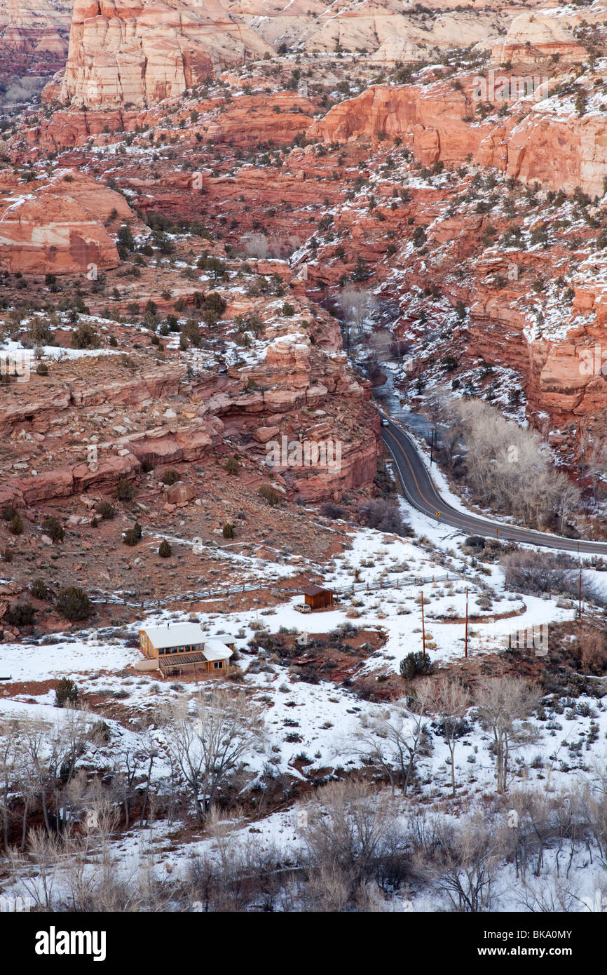 Le sud de l'Utah's Scenic Byway 12 voyage dans et hors de rock canyons. Banque D'Images