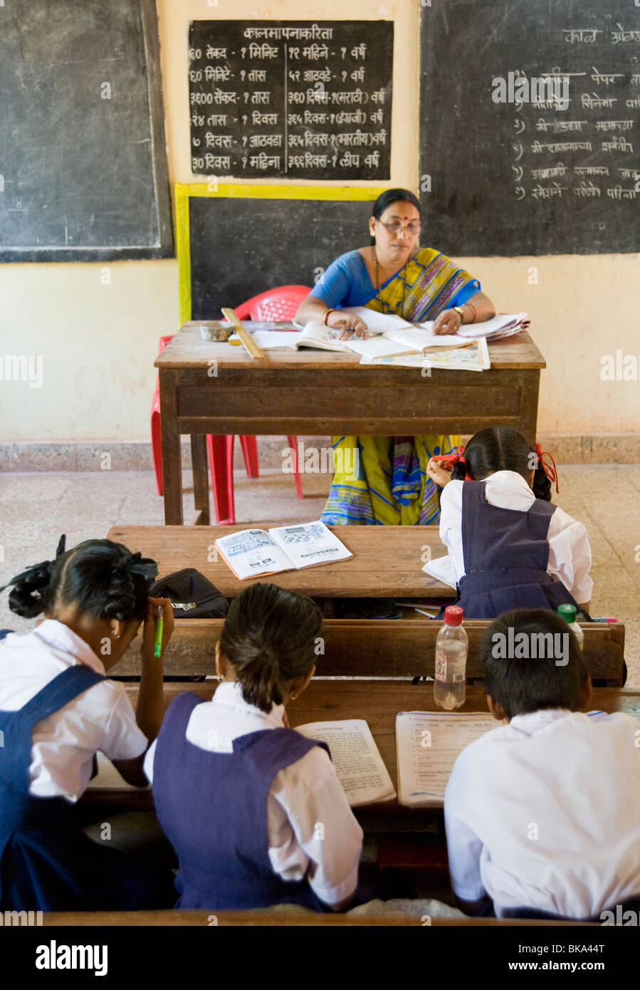 Les enfants étant enseigné dans une salle de classe dans une école en Inde Banque D'Images